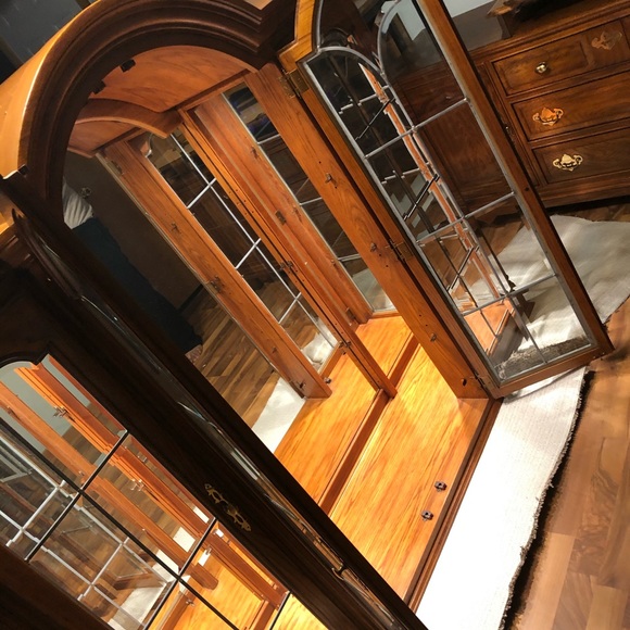 Display case - Picture 3 of 3